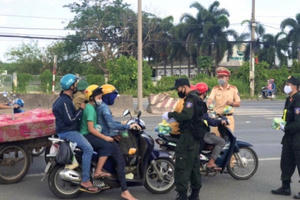 Ấm lòng CSGT Đồng Nai phát khẩu trang và nước uống cho người dân đi chơi lễ