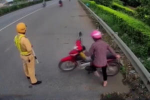 Nữ tài xế lách luật, dắt xe máy đi ngược chiều trên Quốc lộ 5