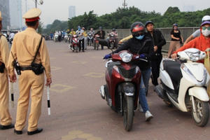 Dắt xe máy đi lên vỉa hè có bị phạt không?