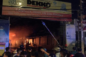 TP HCM: Cháy lớn tại công ty vải tại Hóc Môn, người dân tháo chạy