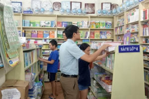 Tiêu dùng 72h: Khan hiếm sách giáo khoa, cò sách có dịp “hét” giá