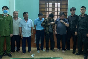 Hà Tĩnh: Khởi tố 6 đối tượng đánh bài "ba cây'' ăn tiền