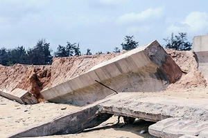 Kiểm điểm lại vụ kè 80 tỷ ở Bình Định mới làm đã tan nát