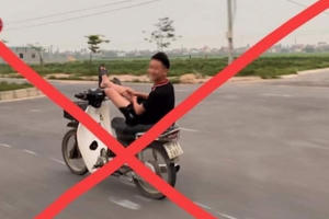 Nam thanh niên bị công an triệu tập sau màn“biểu diễn” lái xe máy bằng chân