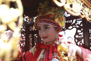 Clip 'Tướng bà' 11 tuổi được bảo vệ nghiêm ngặt tại hội đền Gióng Clip 'Tướng bà' 11 tuổi được bảo vệ nghiêm ngặt tại hội đền Gióng