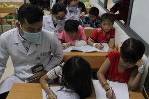 Giáo viên khoác áo blu trắng và những học sinh đặc biệt tại Trung tâm Huyết học Truyền máu tỉnh Nghệ An Giáo viên khoác áo blu trắng và những học sinh đặc biệt tại Trung tâm Huyết học Truyền máu tỉnh Nghệ An