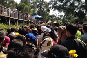 Hàng vạn người viếng mộ Đại tướng Võ Nguyên Giáp ngày đầu xuân