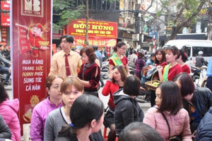 "Phố vàng" Hà Nội nhộn nhịp ngày vía Thần Tài