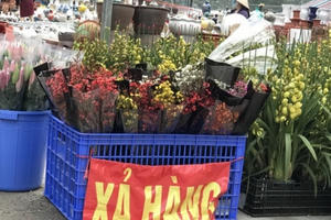 Covid-19 "tái xuất": Dân buôn đồng loạt thanh lý, xả hàng, nghỉ Tết sớm Covid-19 "tái xuất": Dân buôn đồng loạt thanh lý, xả hàng, nghỉ Tết sớm