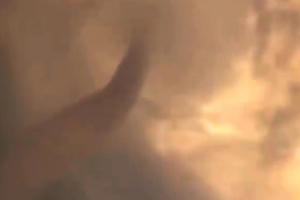 Ngư dân ghi lại cảnh "vòi rồng" cao hàng chục mét xuất hiện trên biển Cửa Lò