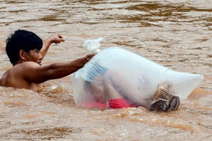 Học sinh chui túi nilon vượt lũ dữ tới trường ngày khai giảng: Lãnh đạo địa phương lên tiếng