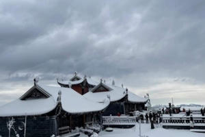 Du khách thích thú với một Fansipan trắng lạ ngày cận Tết