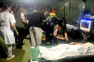 Cảnh sát PCCC Hà Nội kịp thời cứu giúp người dân bị ngất xỉu khi đi xem tổng duyệt