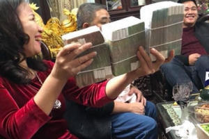 Clip: "mẹ nhà người ta" mừng tuổi các con cả xấp 500 nghìn khiến cư dân mạng ngỡ ngàng ngày đầu xuân