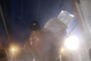 Công nhân vác đá xuyên đêm kiếm 20 triệu đồng mỗi tháng