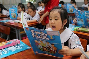 Phụ huynh bức xúc vì kiến thức sách tiếng Anh không “đuổi” kịp con Phụ huynh bức xúc vì kiến thức sách tiếng Anh không “đuổi” kịp con