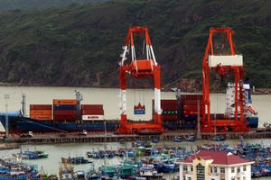 Giám sát sức khỏe khoảng 100 người Trung Quốc trên 5 tàu cập cảng Quy Nhơn