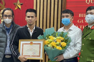 Bố cháu bé rơi từ tầng 12 chung cư: "Con tôi như được sinh ra lần thứ hai"