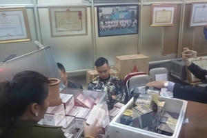 Đột nhập kho thuốc lá và xì gà "khổng lồ" giữa lòng Thủ đô