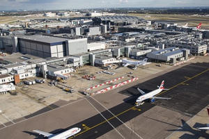 Máy bay Canada hạ cánh khẩn cấp do nổ lốp trên không