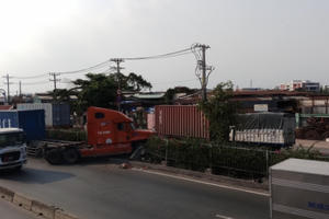 Xe đầu kéo “hạ knock out” dải phân cách, tài xế biến mất khỏi hiện trường