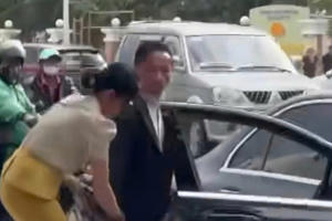 Đối tượng đi xe Mercedes cầm hung khí dọa nhân viên Công ty môi trường Nha Trang Đối tượng đi xe Mercedes cầm hung khí dọa nhân viên Công ty môi trường Nha Trang