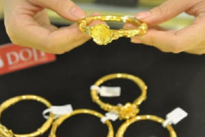 Giá vàng hôm nay 17/2: Vàng hồi phục mạnh khi đồng USD suy yếu