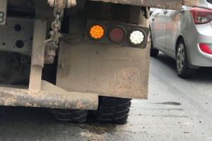 Xe tải nổ lốp trên cầu Thanh Trì