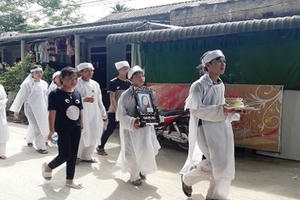 Vụ TNGT làm 13 người tử vong: “Anh em con chưa kịp báo hiếu sao ba mẹ lại vội bỏ đi như thế”