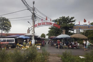 Chợ tạm hoạt động không phép trên đất công viên ở quận Hà Đông?