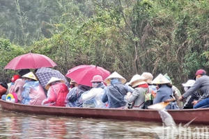 Bất chấp mưa lạnh, dòng người nườm nượp trẩy hội Chùa Hương