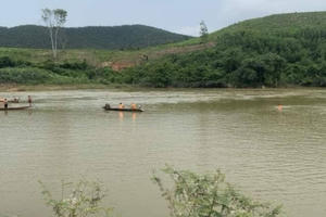 Lật thuyền khi đi cắt cỏ, vợ tử vong, chồng may mắn thoát chết