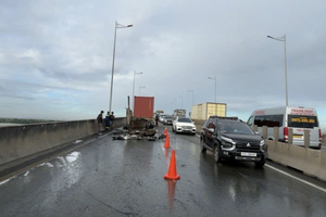 Xe đầu kéo bùng cháy trên cao tốc