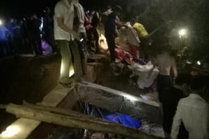 Nghệ An: Vỡ đập Bàn Vàng, hàng trăm người vác đất chặn nước trong đêm