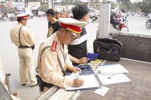 Hà Nội: Cảnh sát giao thông Đội 14 ra quân bắt xe khách sai phạm
