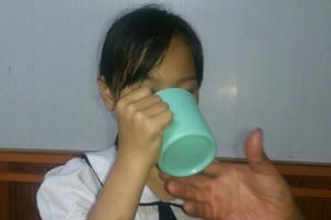 Vụ bắt học sinh uống nước giặt giẻ lau bảng: Chấm dứt hợp đồng với nữ giáo viên