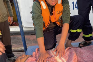 Cứu sống nạn nhân nhảy cầu Long Biên tự tử