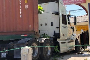 Xe đầu kéo mất lái húc văng 5 xe máy và 1 xe đạp