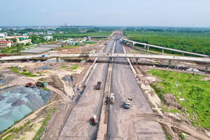 Tháo nút mặt bằng, cao tốc Biên Hòa - Vũng Tàu mắc mưa triền miên