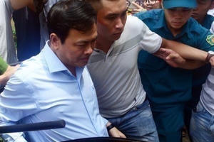 Xét xử vụ Nguyễn Hữu Linh nựng bé gái trong thang máy, an ninh được thặt chặt ngay tại tòa