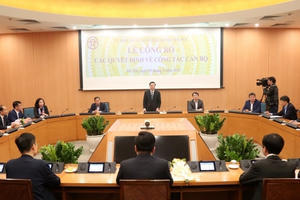 Chủ tịch UBND TP Hà Nội trao quyết định tiếp nhận, điều động, bổ nhiệm cán bộ