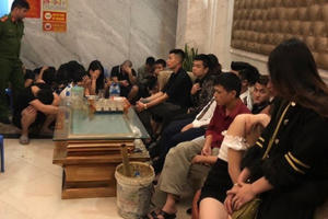 Hưng Yên: 7 cô gái 'thác loạn' với cả chục trai làng lúc 0h