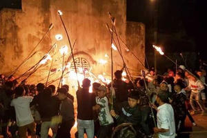 Nam Định: Chạy “thục mạng” xin “lửa Thánh” đêm Giao thừa