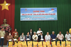 Cảnh sát biển đồng hành với ngư dân huyện Côn Đảo