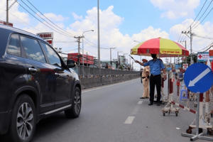 Ra đường không lý do còn tấn công cán bộ chốt kiểm soát dịch Covid-19