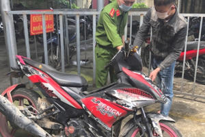 Chạy Exciter tông cụ bà, cặp đôi bỏ mặc nạn nhân rời khỏi hiện trường