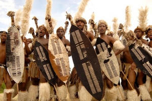 Kỳ lạ bộ tộc kiểm tra trinh tiết đàn ông bằng... nước tiểu