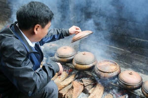 Làng Vũ Đại "đỏ lửa" xuyên đêm kho cá trong dịp cận Tết