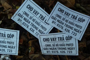 Dùng tờ rơi để quảng cáo cho vay nặng lãi, 2 đối tượng bị bắt