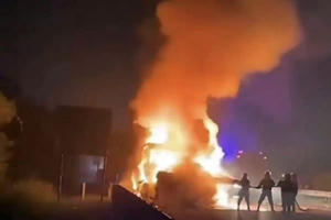 Xe container bốc cháy dữ dội trên cao tốc Nội Bài - Lào Cai